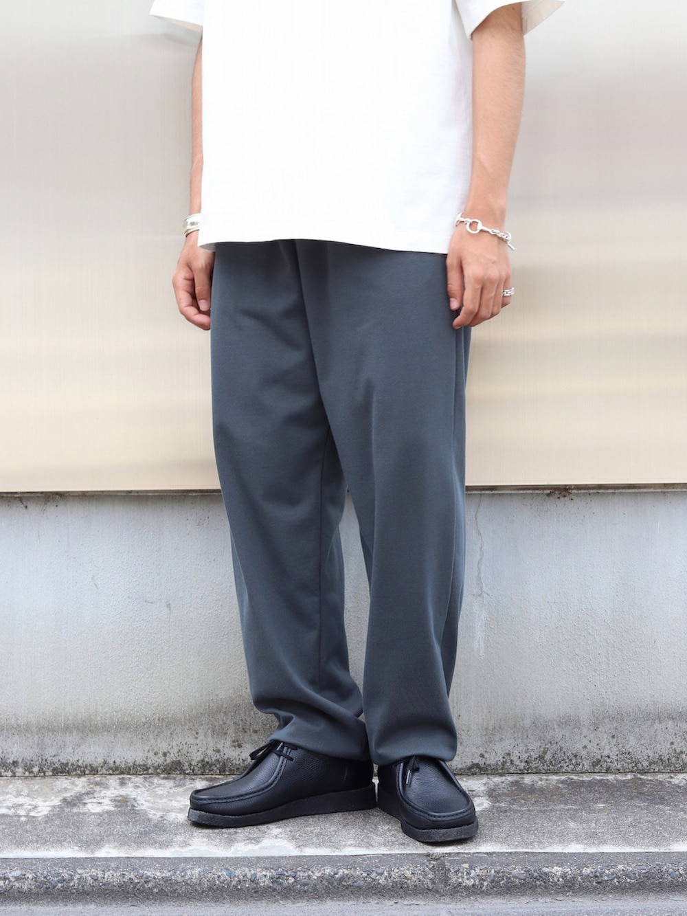 「夏コーデ、休日スタイル、今日のコーデ、白Tシャツ、楽チンコーデ、カジュアルコーデ、シンプル、スウェットパンツ、marka、AURALEE」｜「AURALEEのアイテム（Tシャツ/カットソー、ホワイト系）」を使った、ARKnets STAFFさん（メンズ・173cm）の夏コーディネートの2枚目の写真