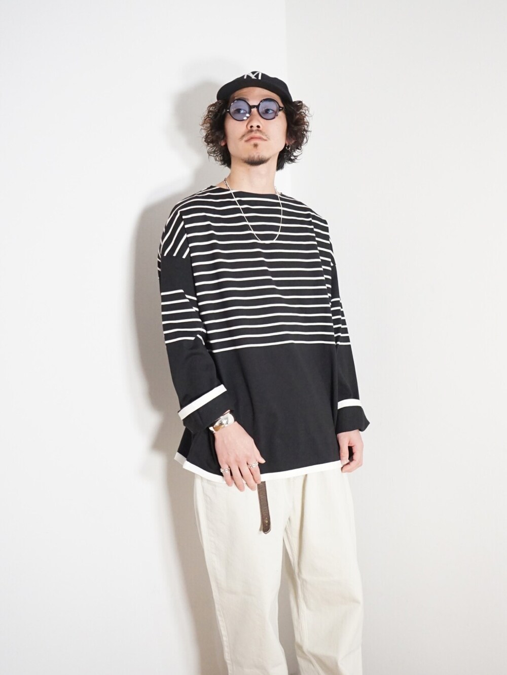 ブラック系のTシャツ/カットソー、ホワイト系のデニムパンツを着用したメンズの冬コーディネートの2枚目の写真