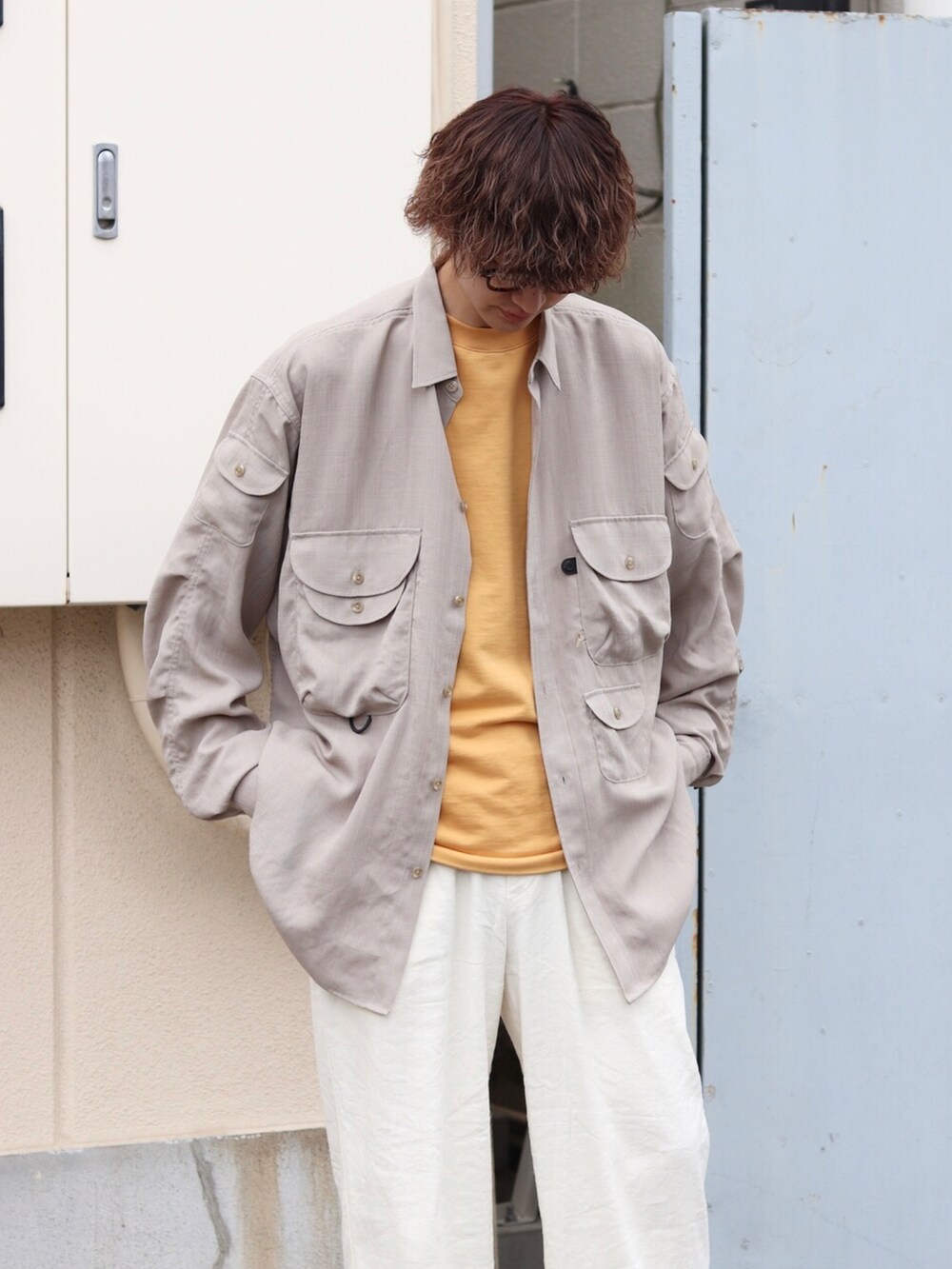 ベージュ系のシャツ/ブラウス、オレンジ系のTシャツ/カットソー、ホワイト系のその他パンツを着用したメンズの春コーディネートの2枚目の写真