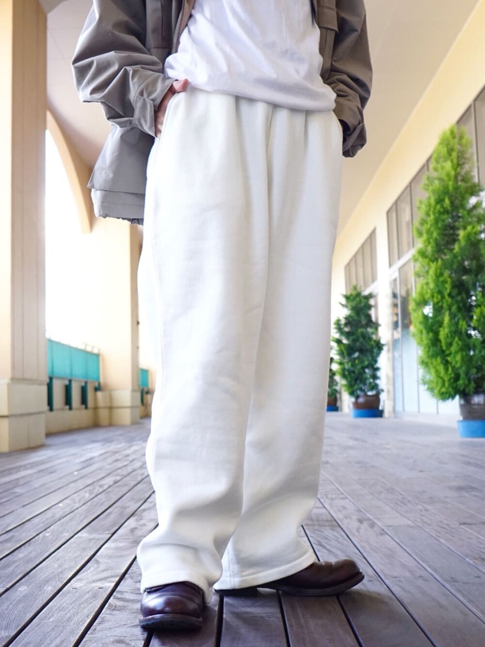 「スウェットパンツ、スウェット、マウンテンパーカー、ブーツ、REMI RELIEF、CAP、KIJIMA TAKAYUKI、スウェットコーデ、PORT BY ARK、REMI RELIEF NAVY LABEL」｜「PORT BY ARKのPORT BY ARK / ポートバイアーク：KIJIMA TAKAYUKI for PORT BY ARK 6 Panel Cap：PO10-C002[COR]（キャップ、グリーン系）」を使った、ARKnets STAFFさん（メンズ・168cm）の冬コーディネートの3枚目の写真