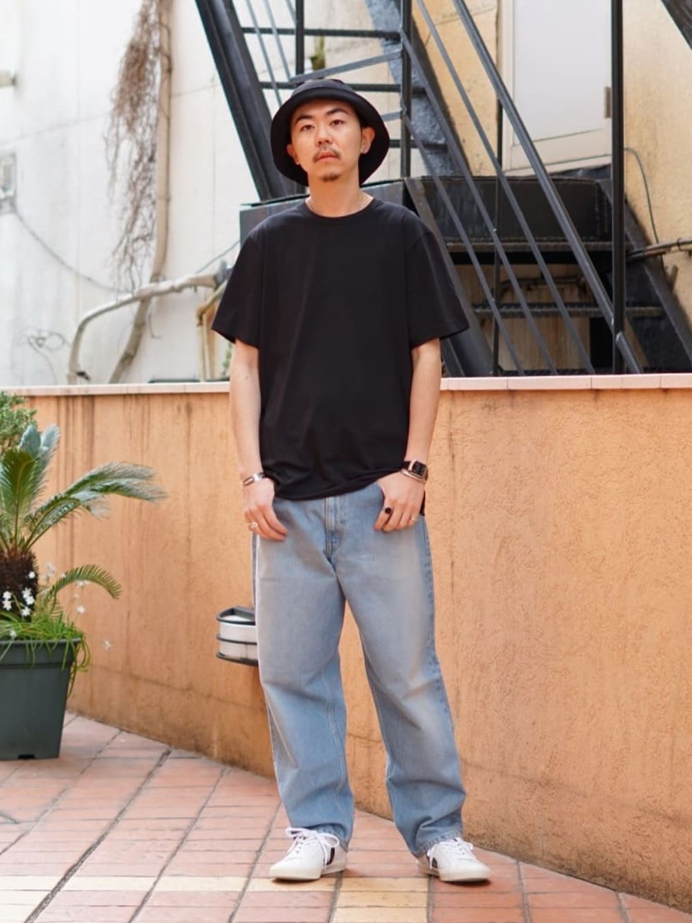 「春夏コーデ、パンツスタイル、リラックススタイル、ビッグシルエット、ボリューム袖、ブラック、デニムパンツ、休日スタイル、バケットハット、ブラックコーデ、カジュアル、orslow、別注、別注アイテム、ONLY ARK」｜「orSlowのOrslow / オアスロウ：【ONLY ARK】別注 B.D.U JACKET：ONLYARK-0-1010[STD]（ミリタリージャケット、ブラック系）」を使った、ARKnets STAFFさん（メンズ・178cm）の春コーディネートの3枚目の写真