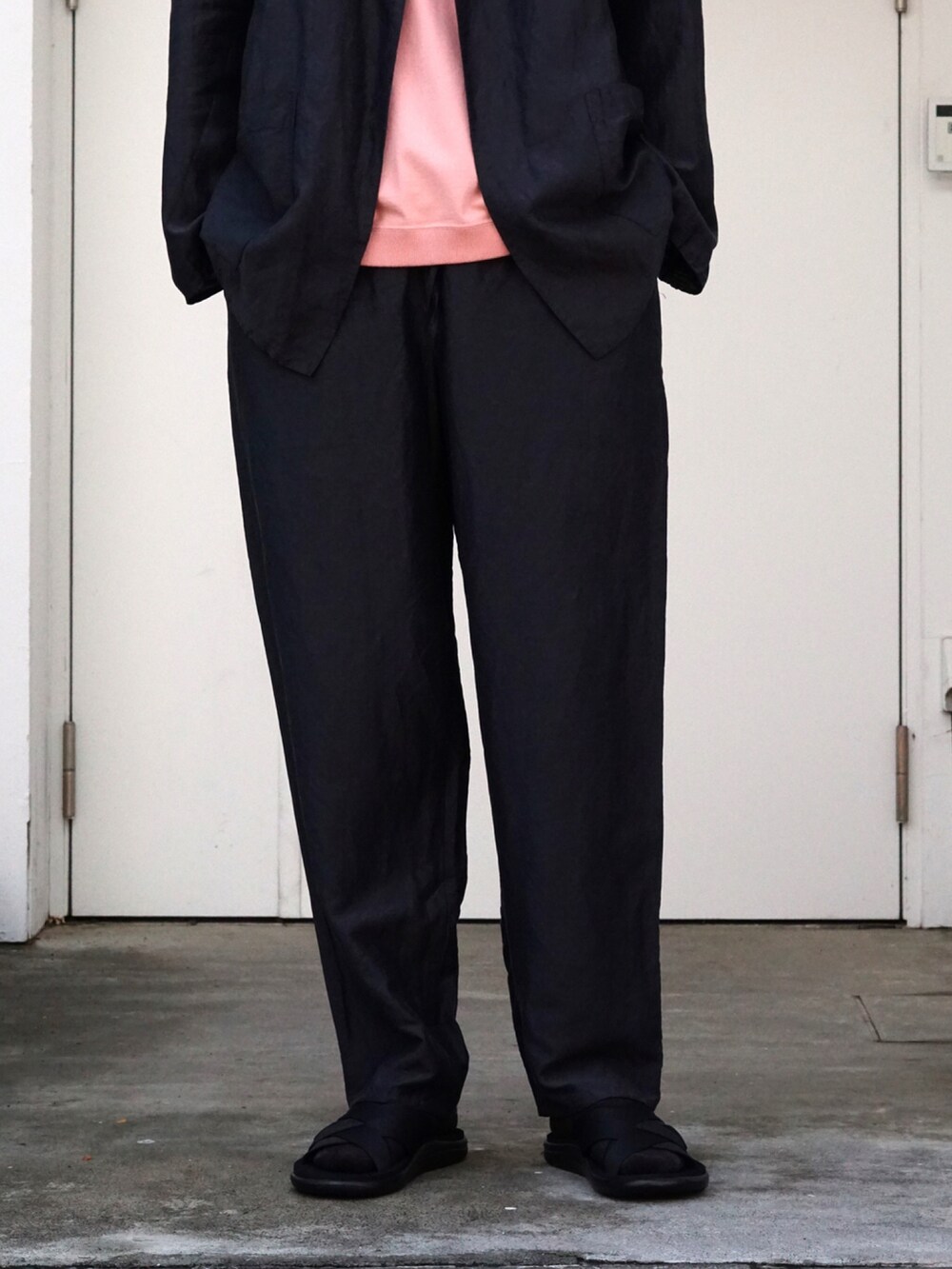 ピンク系のTシャツ/カットソー、グレー系のその他パンツを着用したメンズの春コーディネートの3枚目の写真