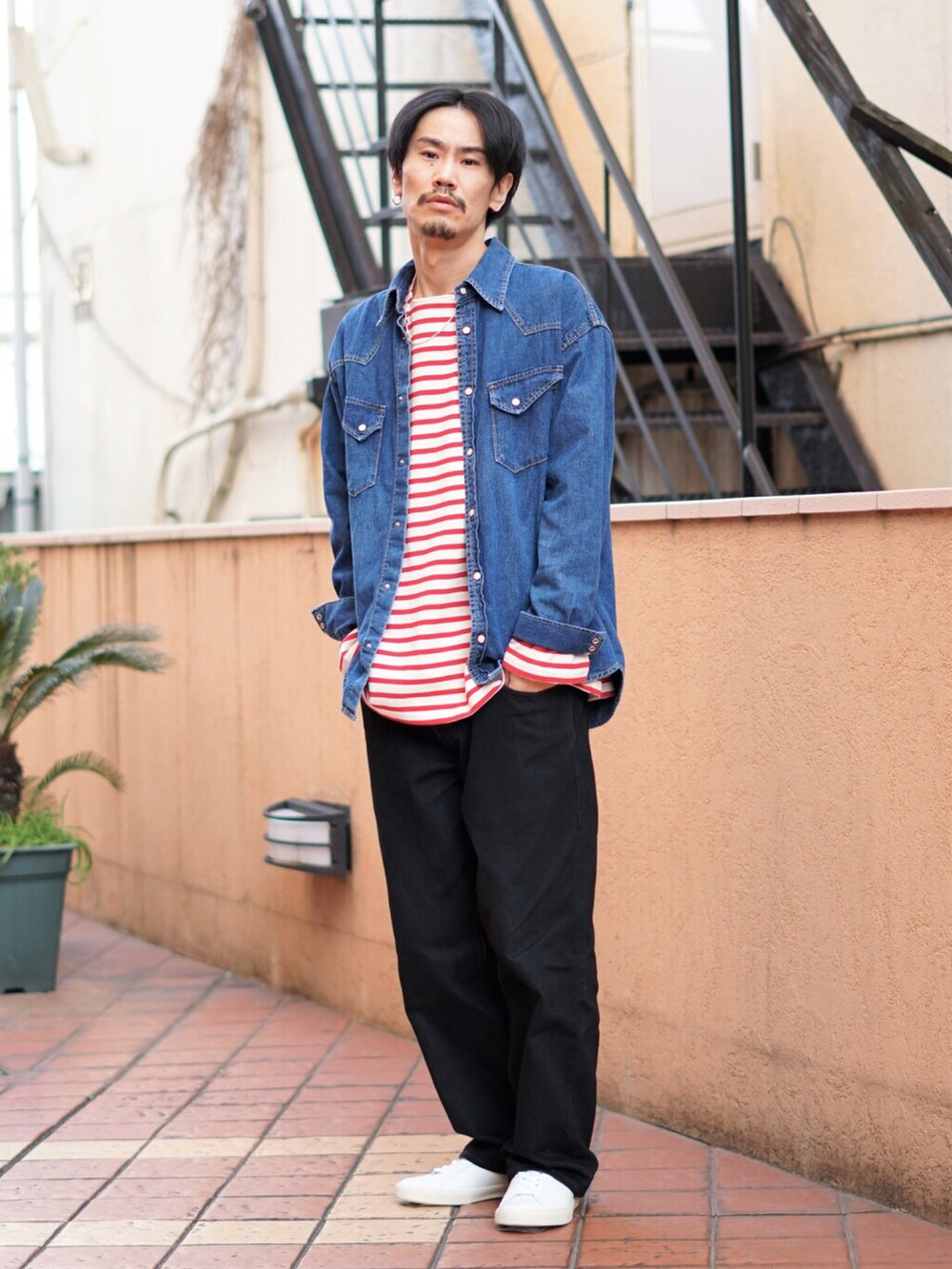 「ボーダー、REMI RELIEF、デニムシャツ、orcival、ボーダートップス、春、春コート、春コーデ、CIOTA、REMI RELIEF NAVY LABEL」|「REMI RELIEF NAVY LABELのモッズコート(モッズコート、グリーン系)」を使った、ARKnets STAFFさん(メンズ・175cm)の春コーディネートの2枚目の写真