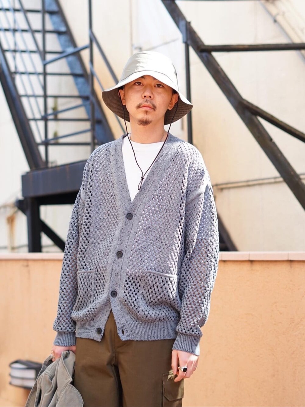 ブルー系のカーディガン/ボレロ、グリーン系のシャツ/ブラウスを着用したレディースの春コーディネートの3枚目の写真