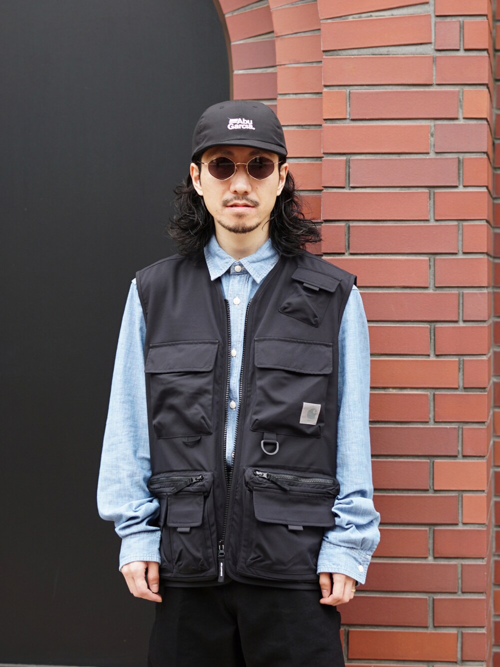 「キャップ、サングラス、nonnative、ベスト、UNUSED、LARRY SMITH、Carhartt wip、ABU GARCIA」｜「Carharttのアイテム（その他アウター、ブラック系）」を使った、ARKnets STAFFさん（メンズ・165cm）の夏コーディネートの2枚目の写真