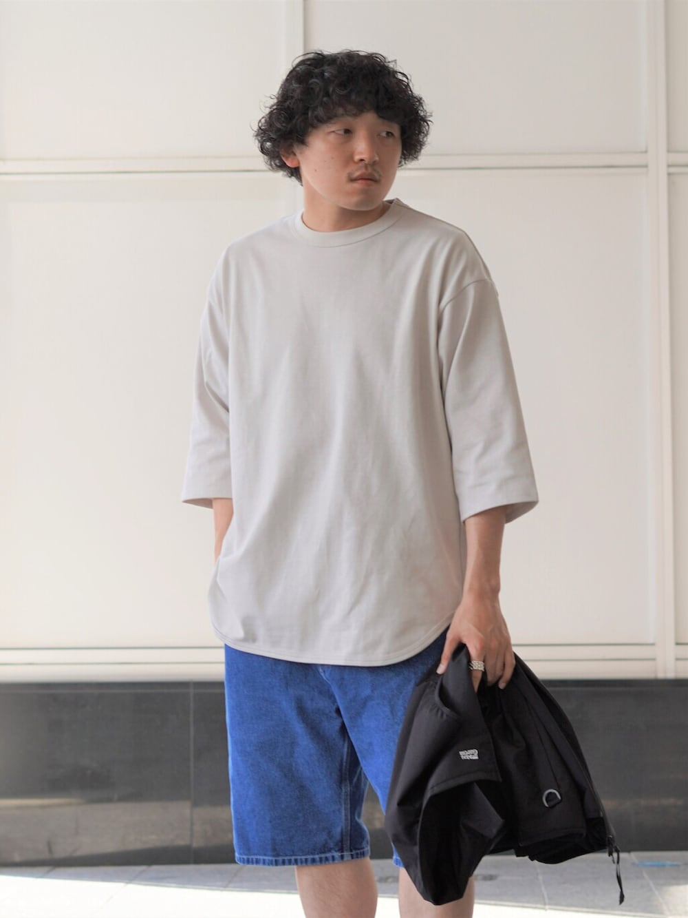 「ビッグシルエット、バックパック、ショートパンツ、ベスト、休日スタイル、パンツスタイル、春夏コーデ、夏コーデ、カラーコーデ、marka」｜「markaのmarka / マーカ：BASEBALL TEE - RECYCLE SUVIN ORGANIC COTTON KNIT -：M22A-13CS01B[COR]（Tシャツ/カットソー、ホワイト系）」を使った、ARKnets STAFFさん（メンズ・173cm）の春コーディネートの2枚目の写真
