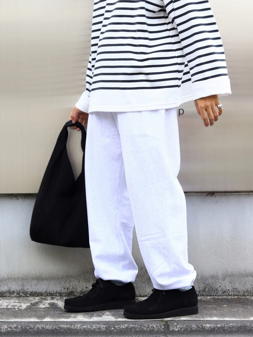 ブラック系のその他シューズを着用したメンズの秋コーディネートの2枚目の写真