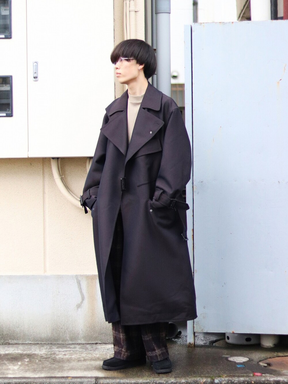 ベージュ系のTシャツ/カットソー、ブラウン系のその他パンツを着用したメンズの秋コーディネートの2枚目の写真