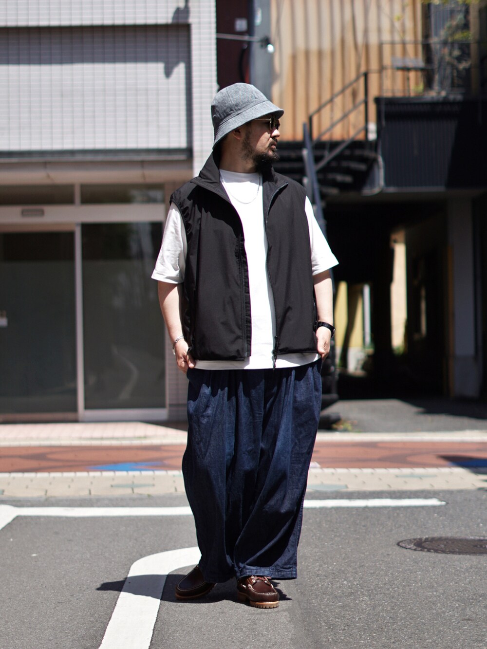 「ごきげんウィーク、休日スタイル、シンプル、別注、ARKnets、abugarcia、IS-NESS、Timberland、UNUSED、careering、ミリタリーベスト、ロゴT、イージーパンツ、アブガルシア、レイヤードスタイル」｜「ABU GARCIAのAbu Garcia / アブガルシア：【ONLY ARK】別注 3LAYER STAND ZIP VEST BLACK：ONLYARK-0-2003[NOA]（ベスト、ブラック系）」を使った、ARKnets STAFFさん（メンズ・173cm）の春コーディネートの2枚目の写真
