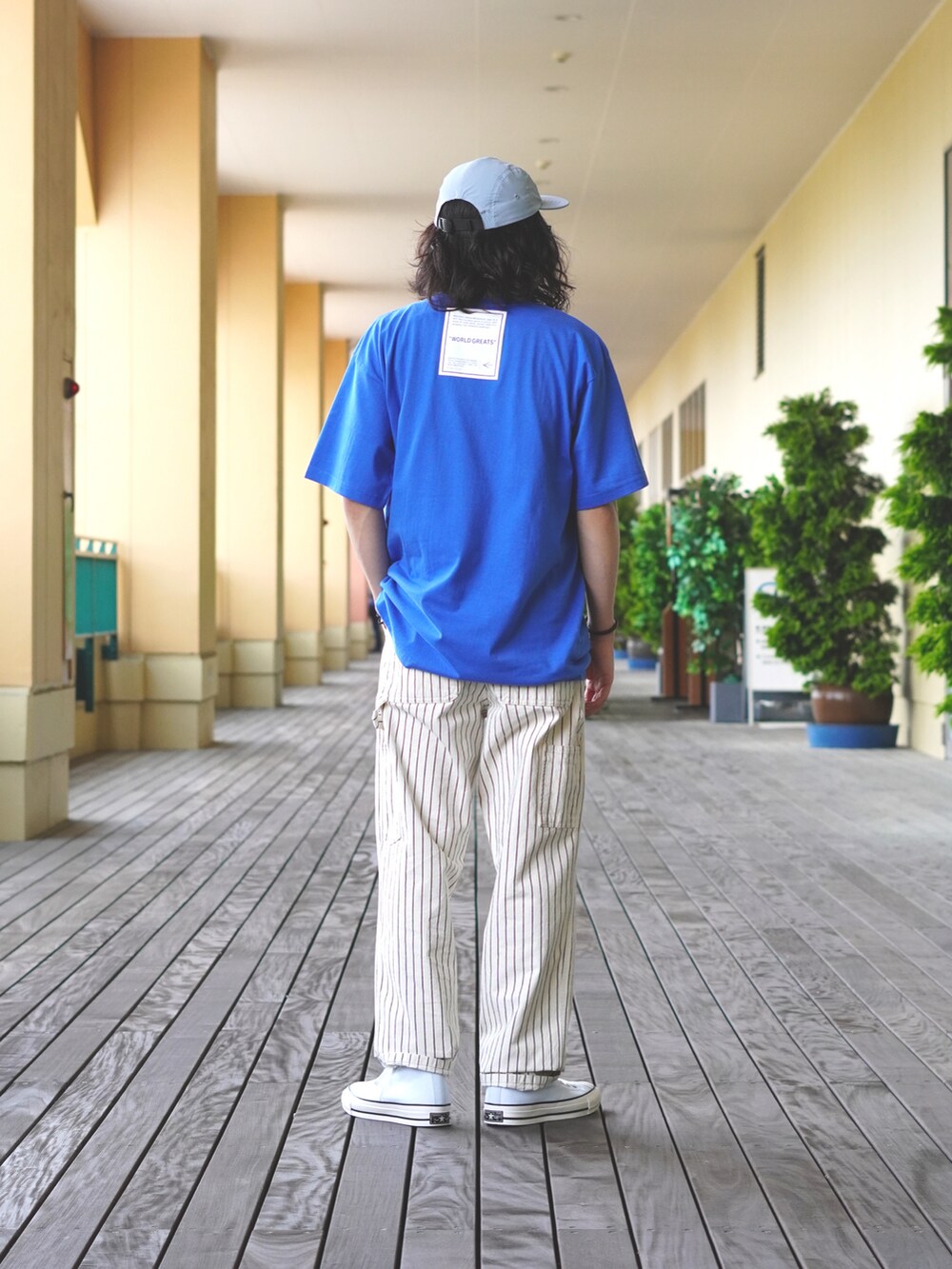 ブルー系のTシャツ/カットソーを着用したメンズの春コーディネートの2枚目の写真