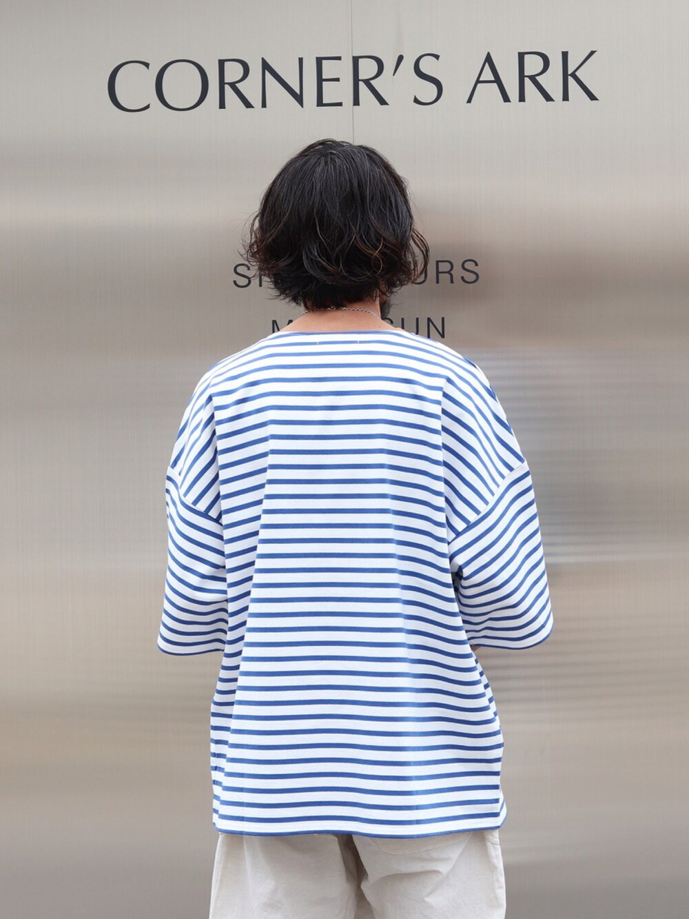 ホワイト系のTシャツ/カットソー、ホワイト系のその他パンツ、ホワイト系のトートバッグを着用したメンズの夏コーディネートの3枚目の写真