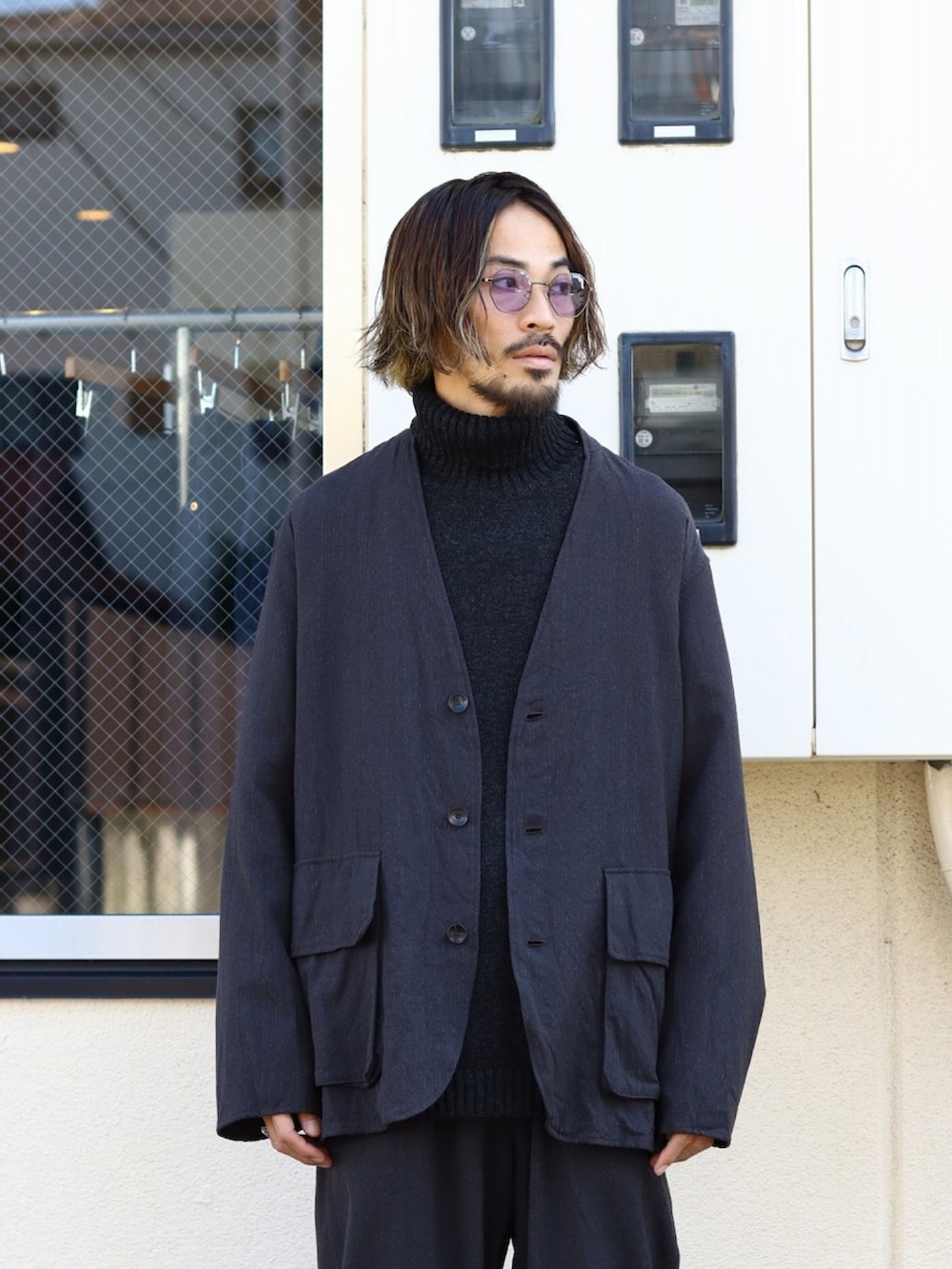 「オトナカジュアル、カジュアルコーデ、秋冬コーデ、シンプルスタイル、セットアップ、ノーカラージャケット、ニューバランス、スラックス、ニット、オールブラック、marka、PORT BY ARK」｜「markaのmarka / マーカ：FIELDMAN JACKET - wool×silk stripe -：M22C-02JK01C[COR]（ノーカラージャケット、グレー系）」を使った、ARKnets STAFFさん（メンズ・175cm）の秋コーディネートの2枚目の写真