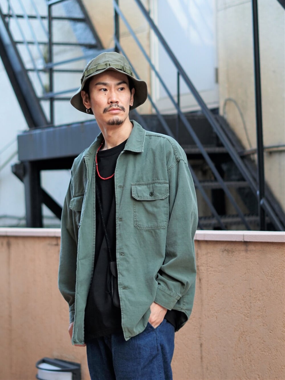 「デニム、REMI RELIEF、orslow、デニムパンツ、ミリタリーシャツ、シャツスタイル、春夏コーデ、バケットハット、LARRY SMITH、REMI RELIEF NAVY LABEL」｜「orSlowのUS ARMY JUNGLE HAT（ハット、グリーン系）」を使った、ARKnets STAFFさん（メンズ・175cm）の春コーディネートの3枚目の写真