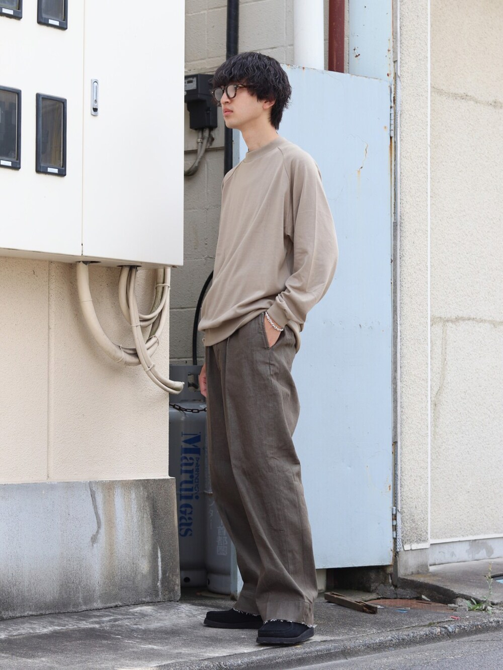 「秋のコーデ、休日スタイル、秋服コーデ、オトナカジュアル、カジュアルコーデ、秋色、秋冬コーデ、marka、yoke、ロングコート、ロンT」｜「markaのmarka / マーカ：RAGLAN CREW NECK L/S - 60//2 organic cotton compact knit -：M22C-03CS03C[COR]（Tシャツ/カットソー、ベージュ系）」を使った、ARKnets STAFFさん（メンズ・181cm）の秋コーディネートの2枚目の写真
