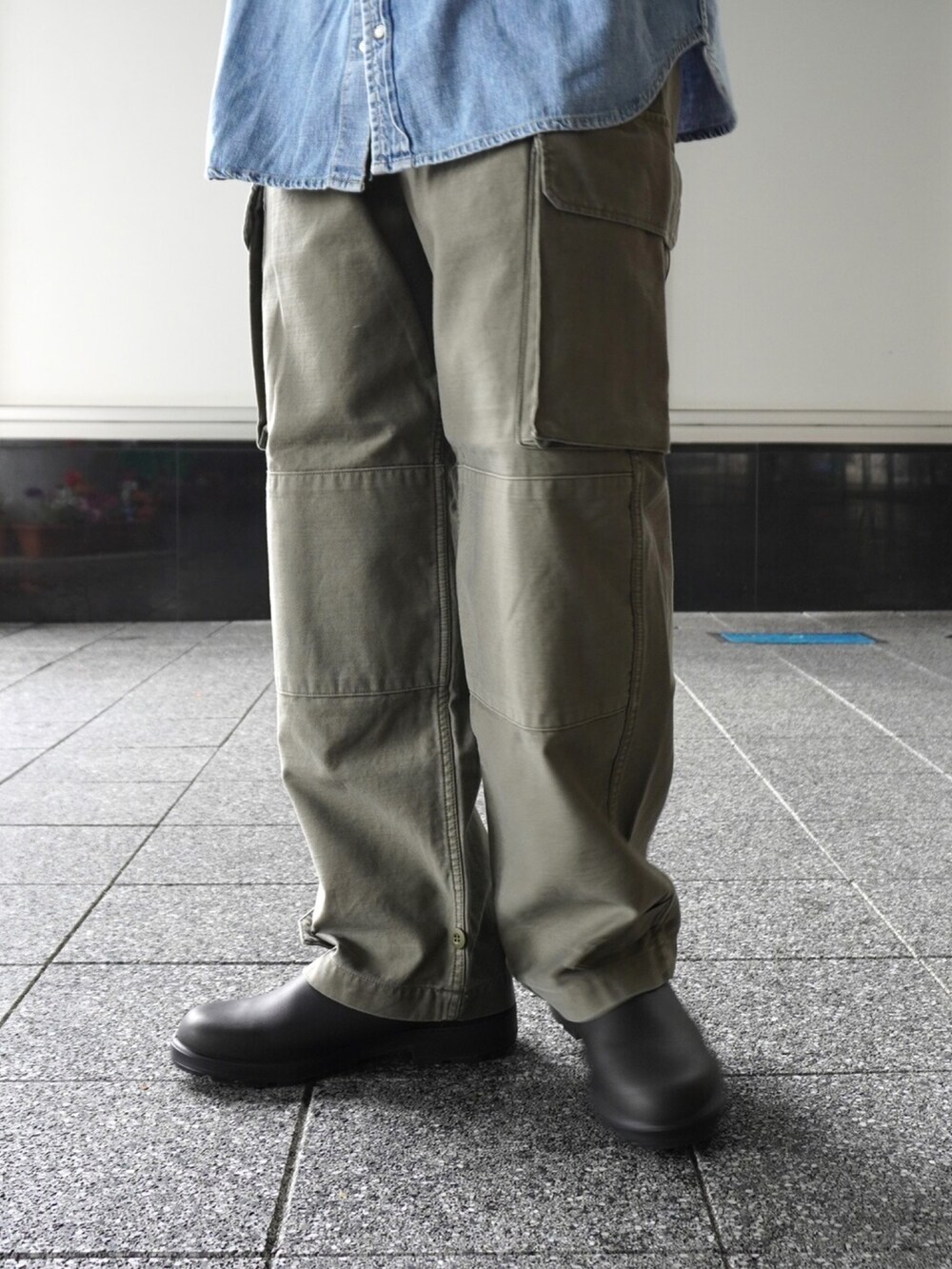 グリーン系のカーゴパンツ、ブルー系のシャツ/ブラウスを着用したメンズの秋コーディネートの2枚目の写真