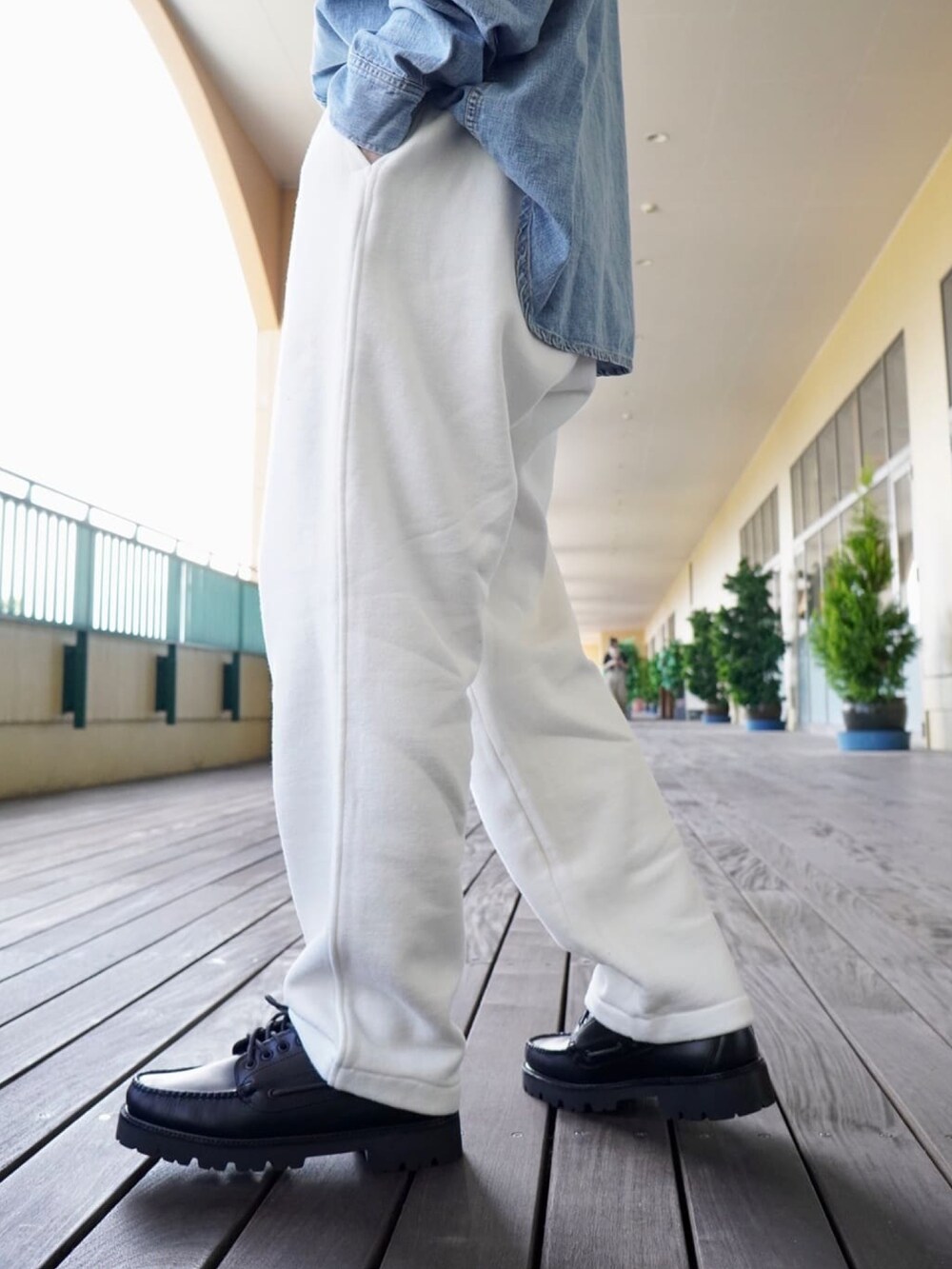 ベージュ系のカーディガン/ボレロ、ブルー系のシャツ/ブラウス、ホワイト系のスウェットパンツを着用したメンズの秋コーディネートの3枚目の写真