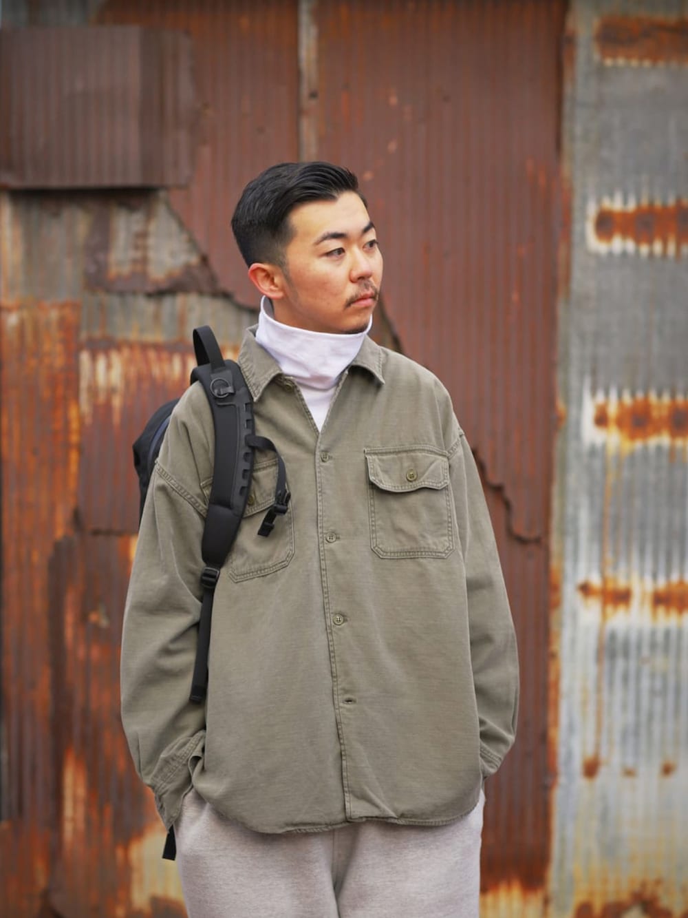 「タートルネック、ミリタリーシャツ、clarks、スウエットパンツ、REMI RELIEF NAVY LABEL、REMI RELIEF、スウェット、カジュアルコーデ」｜「REMI RELIEF NAVY LABELのミリタリーシャツ（シャツ/ブラウス、グリーン系）」を使った、ARKnets STAFFさん（メンズ・178cm）の冬コーディネートの2枚目の写真
