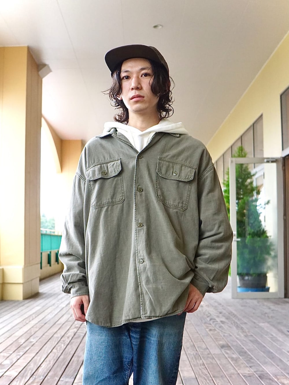 「レイヤードスタイル、パーカー、スニーカー、オトナカジュアル、REMI RELIEF、REMI RELIEF NAVY LABEL、PORT BY ARK、FLAG SPORT、NOVESTA、KIJIMA TAKAYUKI、CAP、ミリタリーシャツ、スウェット、春コーデ、デニムパンツ」｜「PORT BY ARKのPORT BY ARK / ポートバイアーク：KIJIMA TAKAYUKI for PORT BY ARK 6 Panel Cap：PO10-C002[COR]（キャップ、グリーン系）」を使った、ARKnets STAFFさん（メンズ・168cm）の冬コーディネートの2枚目の写真