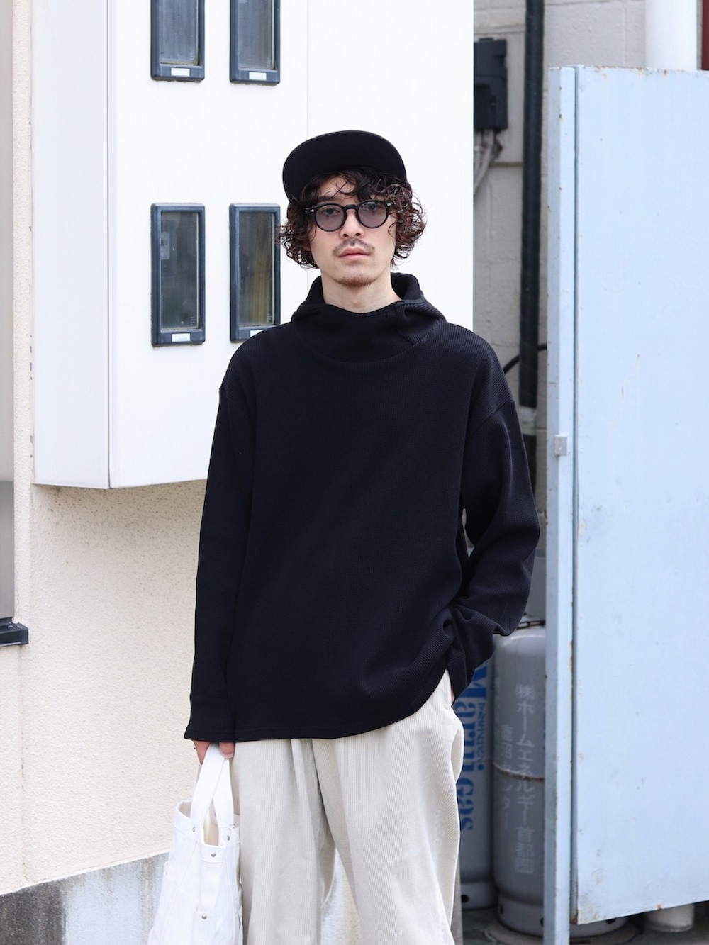 「初秋コーデ、秋服、パンツスタイル、オトナカジュアル、オーバーサイズ、ミニタリージャケット、ジャケットスタイル、トートバッグ、パーカー、marka、PORT BY ARK」｜「markaのmarka / マーカ：B.D.U JACKET - organic cotton soft moleskin -：M22C-05BL02C[COR]（ミリタリージャケット、ブルー系）」を使った、ARKnets STAFFさん（メンズ・173cm）の秋コーディネートの3枚目の写真