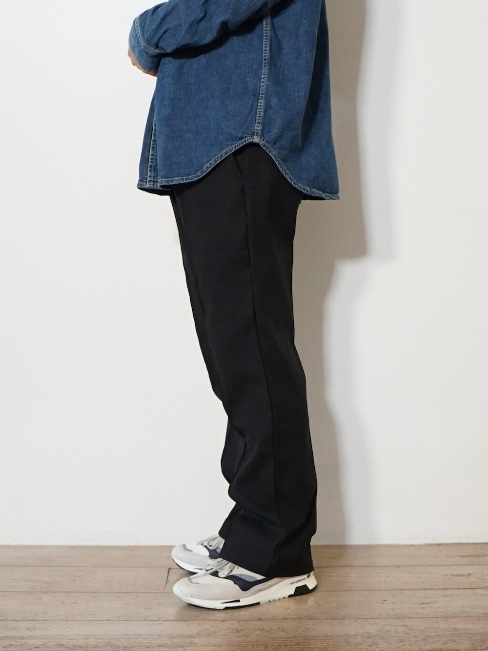 「REMI RELIEF NAVY LABEL、THE NORTH FACE、New Balance、THE NORTH FACE PURPLE LABEL、BALLAST ARK、デニムシャツ、スニーカー、ニューバランス、ノースフェイス、ナイロンジャケット、秋冬コーデ、スニーカーコーデ」｜「THE NORTH FACEのアイテム（ナイロンジャケット、ブラウン系）」を使った、ARKnets STAFFさん（メンズ・170cm）の秋コーディネートの4枚目の写真