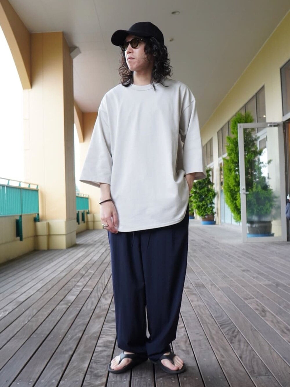 ホワイト系のTシャツ/カットソー、ブルー系のシャツ/ブラウス、グレー系のスラックスを着用したメンズの夏コーディネートの2枚目の写真
