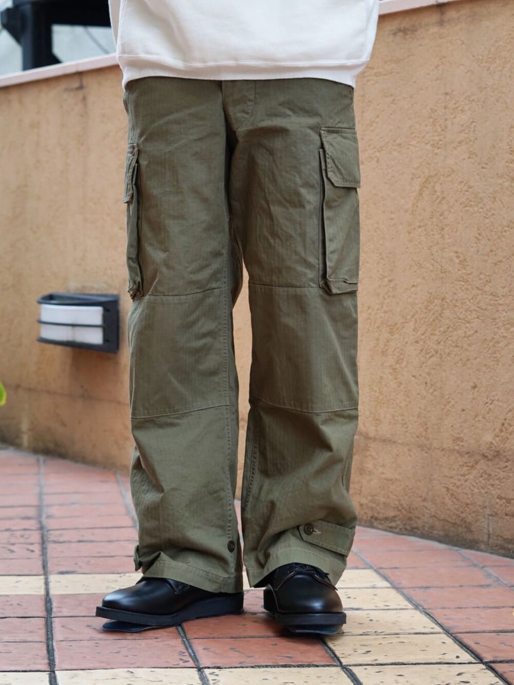 「デニムジャケット、パーカー、orslow、カーゴパンツ、REMI RELIEF NAVY LABEL、REMI RELIEF」｜「orSlowのOrslow / オアスロウ：【ONLY ARK】別注 US NAVY HAT：ONLYARK-0-7001[STD]（ハット、ブラック系）」を使った、ARKnets STAFFさん（メンズ・178cm）の冬コーディネートの3枚目の写真