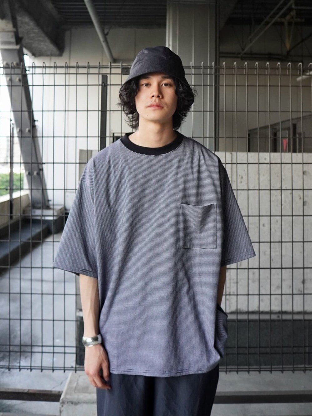 「大人カジュアル、初夏コーデ、休日コーデ、ボーダー、ボーダートップス、ボーダーTシャツ、バケットハット、カジュアルコーデ、marka」｜「markaのmarka / マーカ：BORDER TEE S/S - 30/1 ORGANIC COTTON 32G KNIT -：M23B-06CS01B[COR]（Tシャツ/カットソー、ブラック系）」を使った、ARKnets STAFFさん（メンズ・170cm）の夏コーディネートの2枚目の写真