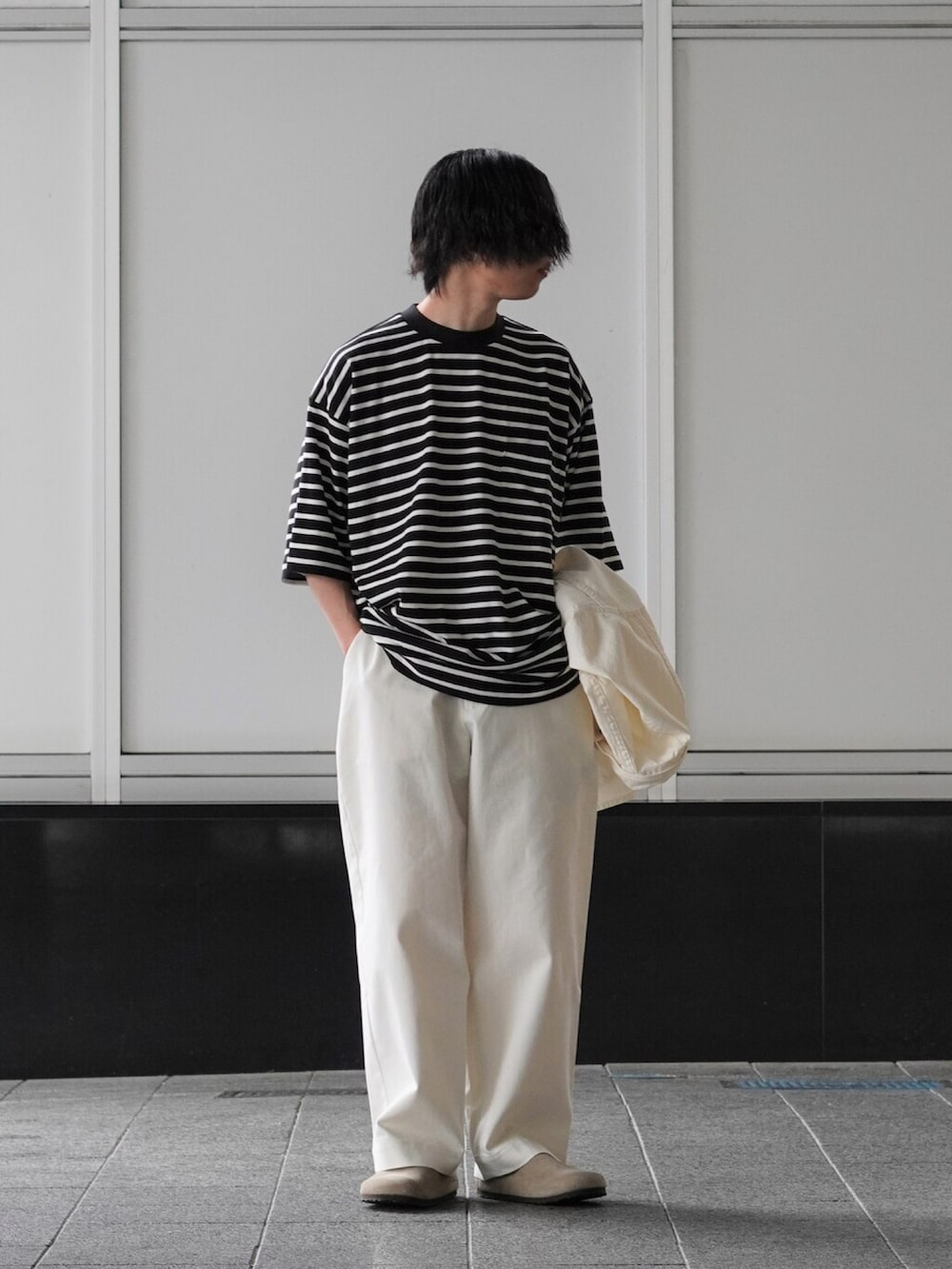 「春夏コーデ、きれいめカジュアル、パンツスタイル、厚底シューズ、ビッグシルエット、デニムジャケット、デニムパンツ、トートバッグ、ボーダー、ホワイトコーデ、marka、PORT BY ARK、低身長コーデ」|「orSlowのアイテム(デニムジャケット、ホワイト系)」を使った、ARKnets STAFFさん(メンズ・165cm)の春コーディネートの2枚目の写真