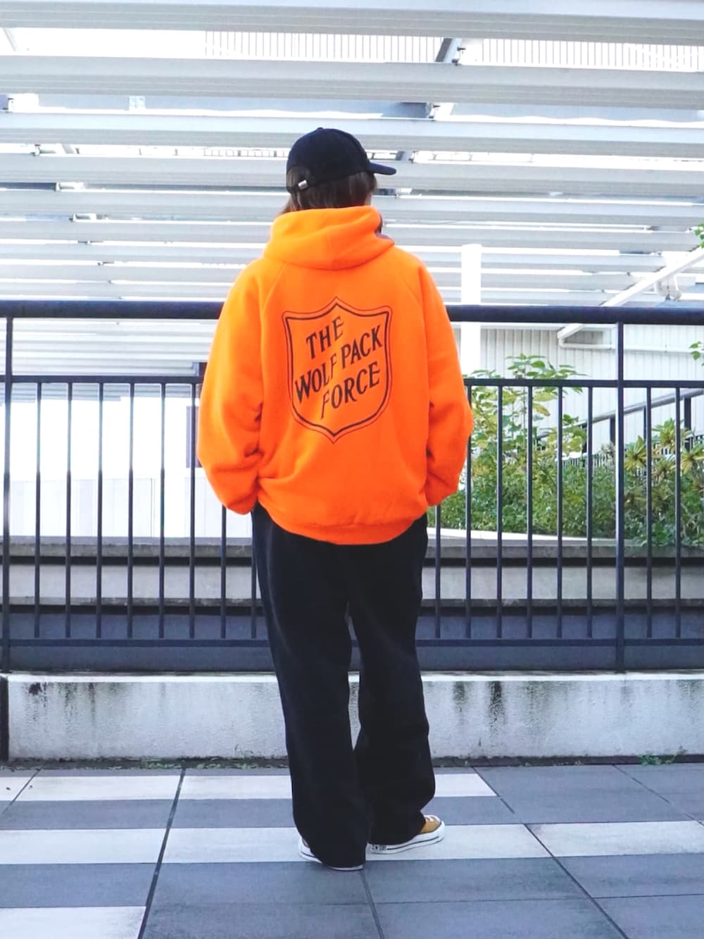 「スウェットパンツ、スウェット、スニーカー、パーカー、プリント、冬コーデ、スニーカーコーデ、プリントスウェット、あしもと倶楽部、カラーコーデ」｜「Carharttのアイテム（キャップ、ブラック系）」を使った、ARKnets STAFFさん（メンズ・172cm）の冬コーディネートの2枚目の写真