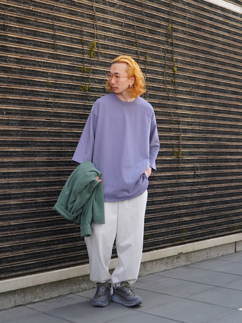 「シャツ、REMI RELIEF、ミリタリーシャツ、春服、春カラー、春コーデ、シャツスタイル、marka、JULIUS TART OPTICAL、REMI RELIEF NAVY LABEL」|「REMI RELIEF NAVY LABELのミリタリーシャツ(シャツ/ブラウス、グリーン系)」を使った、ARKnets STAFFさん(メンズ・171cm)の春コーディネートの2枚目の写真