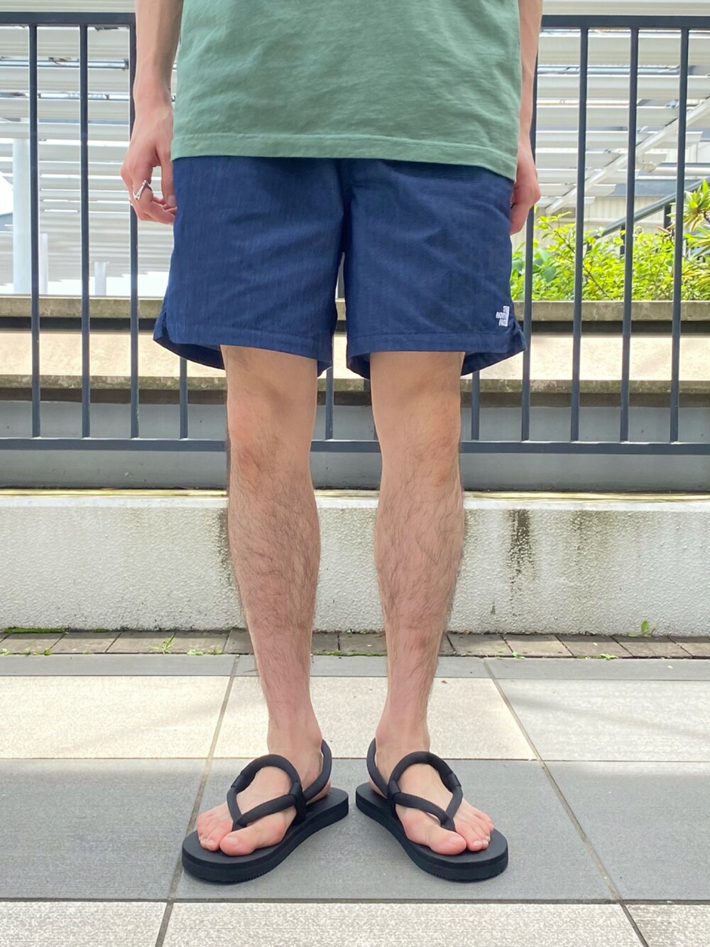 ブルー系のその他パンツ、ブルー系のシャツ/ブラウスを着用したメンズの春コーディネートの4枚目の写真