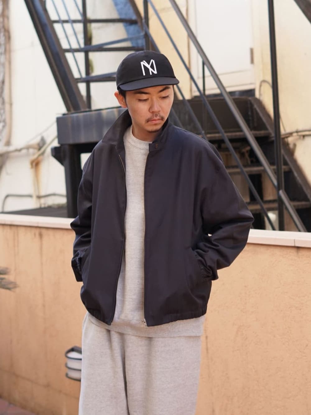 「ブルゾン、スウェットパンツ、スウェット、ブーツ、REMI RELIEF、CAP、COMESANDGOES、blundstone、CIOTA、REMI RELIEF NAVY LABEL」｜「COMESANDGOESのアイテム（キャップ、ブラック系）」を使った、ARKnets STAFFさん（メンズ・178cm）の冬コーディネートの2枚目の写真