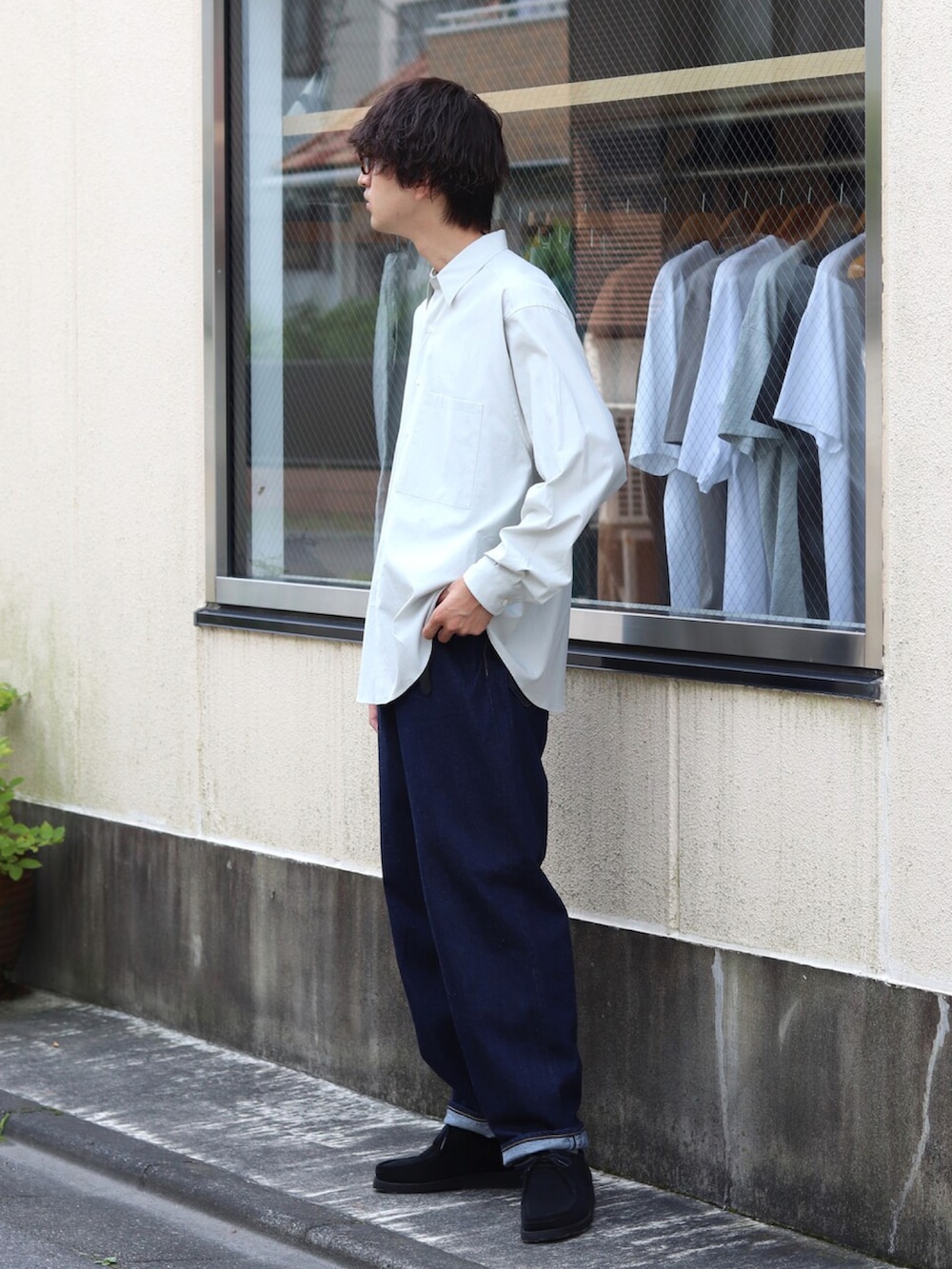 「大人カジュアル、シンプル、パンツスタイル、休日スタイル、marka、デニムジャケット、デニムパンツ、シャツスタイル、AURALEE」｜「markaのmarka / マーカ：TYPE1 DENIM JACKET - organic cotton 12oz denim -：M22C-01BL01C[COR]（デニムジャケット、ブルー系）」を使った、ARKnets STAFFさん（メンズ・181cm）の夏コーディネートの3枚目の写真