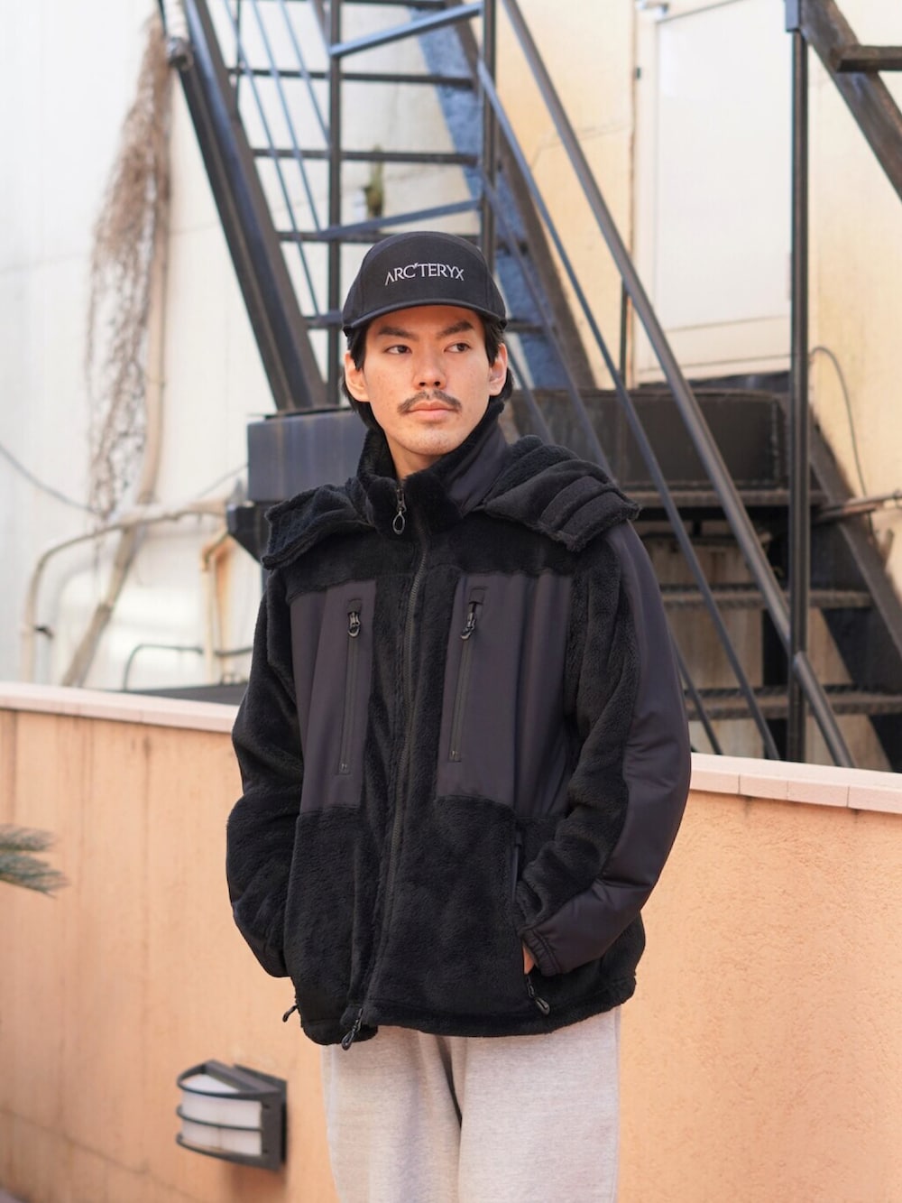 「スウェットパンツ、スウェット、ダウンベスト、REMI RELIEF、キャップ、CAP、ARC'TERYX、Danner、スウェットコーデ、REMI RELIEF NAVY LABEL」｜「ARC'TERYXのアイテム（キャップ、ブラック系）」を使った、ARKnets STAFFさん（メンズ・172cm）の冬コーディネートの5枚目の写真