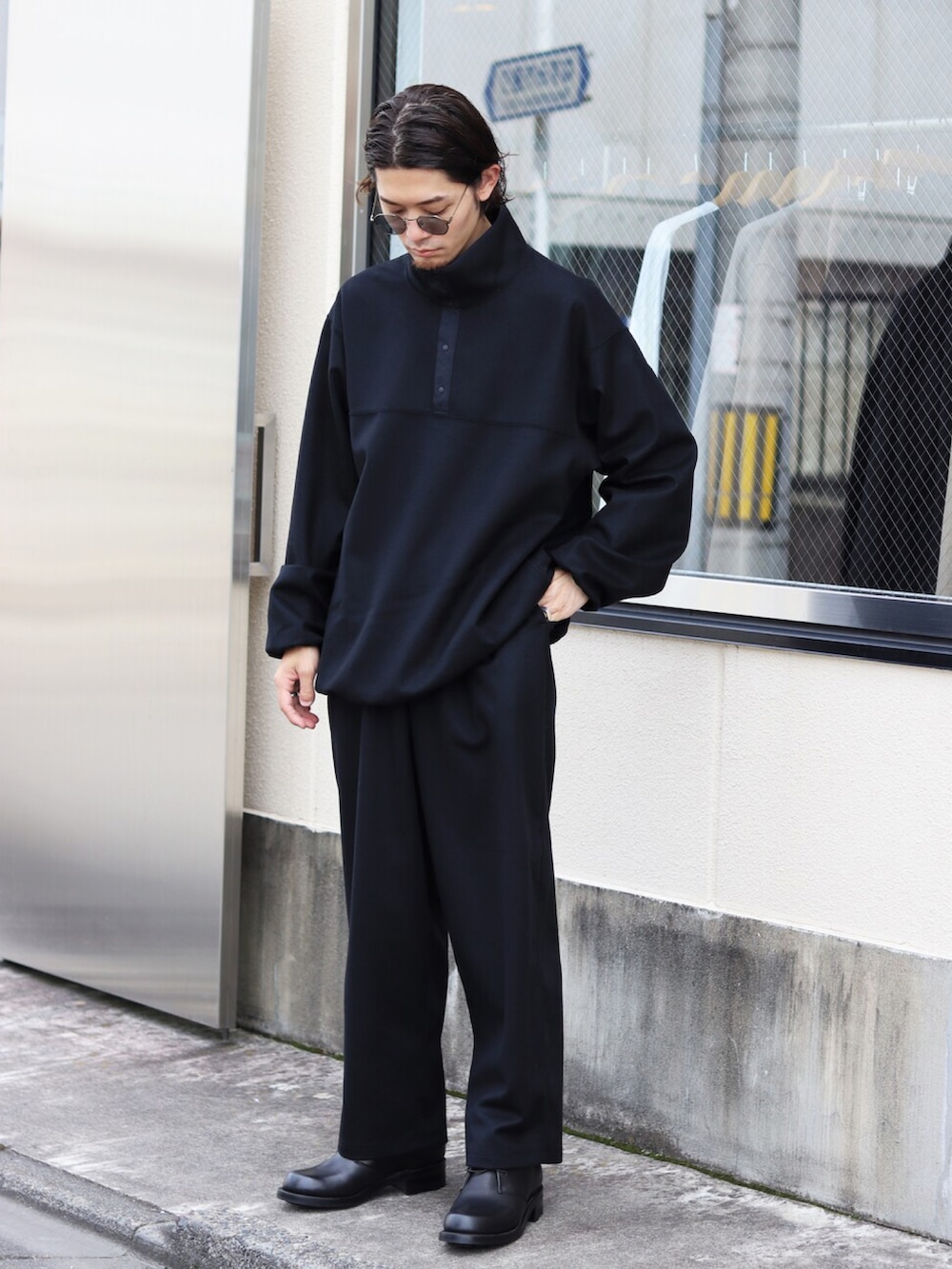 「デニムジャケット、フリース、ハイネック、ワントーンコーデ、シンプルコーデ、marka、マーカ、オーバーサイズ」｜「markaのmarka / マーカ：DENIM JACKET TYPE-1 - 12oz cotton denim -：M21C-01BL02C[COR]（デニムジャケット、ブルー系）」を使った、ARKnets STAFFさん（メンズ・173cm）の秋コーディネートの4枚目の写真