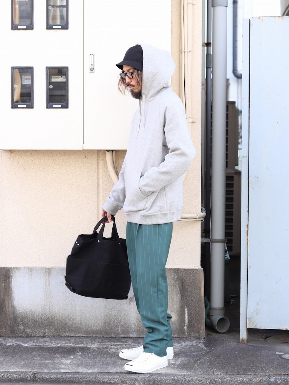 「私の推しブランド、大人コーデ、お出かけコーデ、春先取り、デニム、デニムジャケット、パーカー、グレー、スラックス、marka」｜「markaのmarka / マーカ：TYPE1 DENIM JACKET - organic cotton 12oz denim -：M23A-02BL01C[COR]（デニムジャケット、ブルー系）」を使った、ARKnets STAFFさん（メンズ・175cm）の冬コーディネートの4枚目の写真