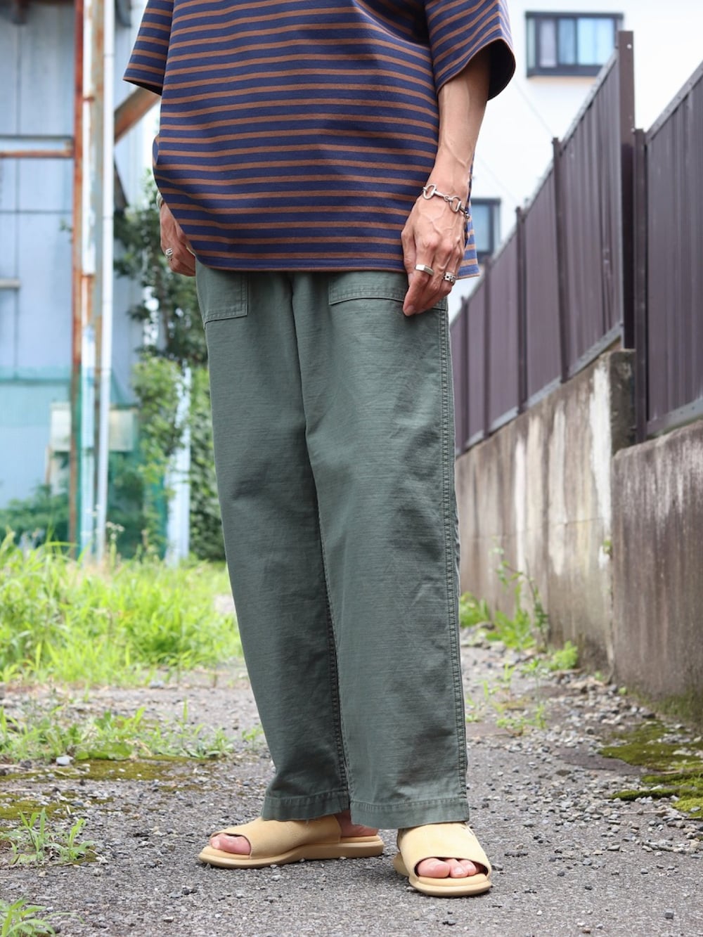 ブルー系のTシャツ/カットソー、グリーン系のその他パンツ、グリーン系のその他パンツを着用したメンズの夏コーディネートの3枚目の写真