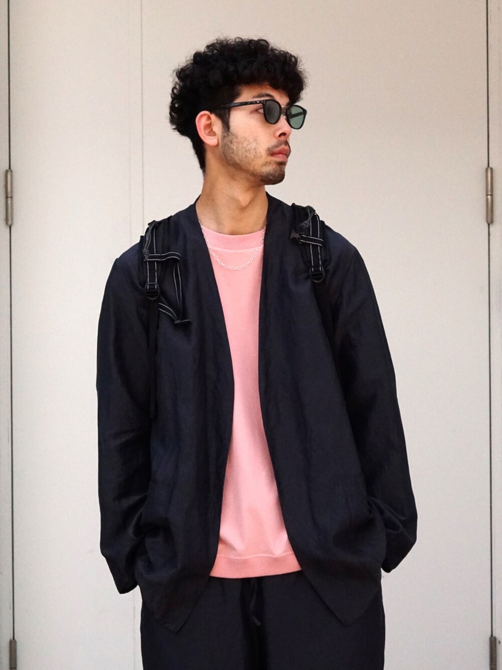 ピンク系のTシャツ/カットソー、グレー系のその他パンツを着用したメンズの春コーディネートの2枚目の写真