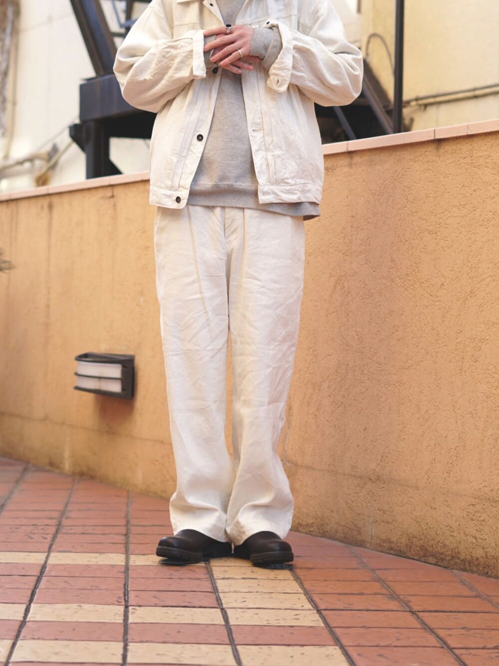 「スウェット、セットアップ、ホワイト、ワントーンコーデ、REMI RELIEF、CAP、ストリート、ホワイトパンツ、blackeyepatch、REMI RELIEF NAVY LABEL」｜「markaのアイテム（ブルゾン、ホワイト系）」を使った、ARKnets STAFFさん（メンズ・178cm）の冬コーディネートの2枚目の写真
