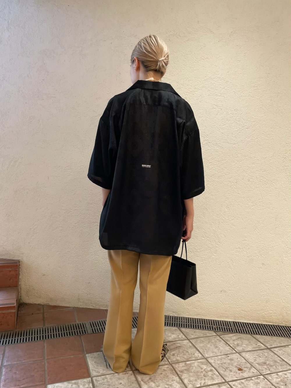 ブラック系のシャツ/ブラウス、ホワイト系のタンクトップを着用したレディースの春コーディネートの2枚目の写真