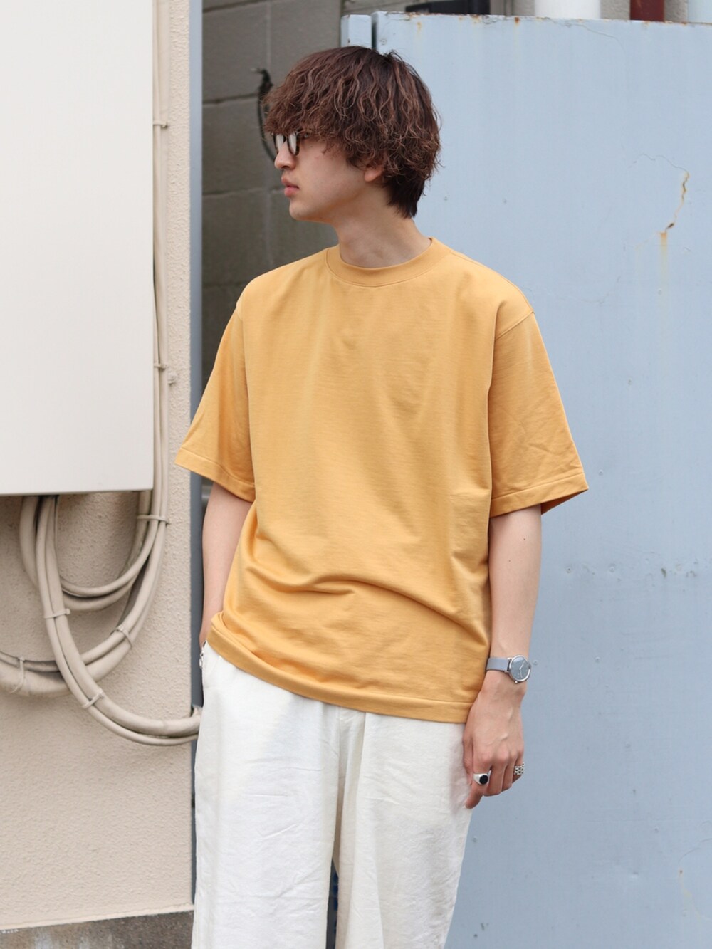 ベージュ系のシャツ/ブラウス、オレンジ系のTシャツ/カットソー、ホワイト系のその他パンツを着用したメンズの春コーディネートの3枚目の写真