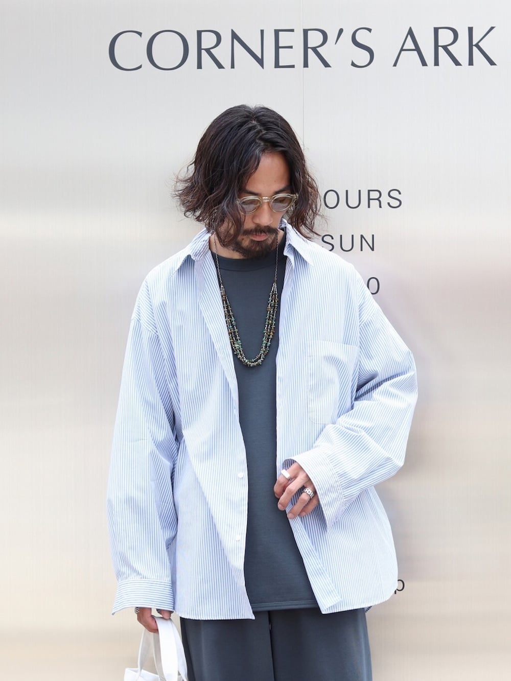 「初夏コーデ、シンプルコーデ、休日スタイル、セットアップ、Tシャツ、ブラウス、graphpaper、marka、トートバッグ、YAECA」｜「Graphpaperのアイテム（シャツ/ブラウス、ブルー系）」を使った、ARKnets STAFFさん（メンズ・175cm）の春コーディネートの2枚目の写真