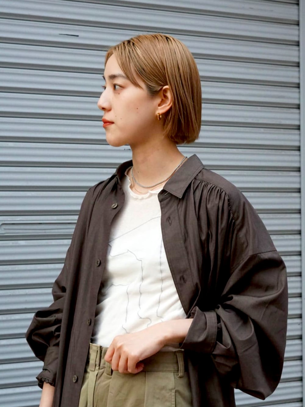 「オトナカジュアル、休日スタイル、春、カジュアル、BALLAST ARK、PHILIPPE AUDIBERT、77circa、BASErange、Hender Scheme、アースカラー、大人コーデ、ARKnets、羽織り、アクセサリー、リラックススタイル」｜「BALLAST ARKのBALLAST ARK / バラストアーク：GATHER SHIRTS：BA05-SH001[AST]（シャツ/ブラウス、ブラウン系）」を使った、ARKnets STAFFさん（レディース・158cm）の春コーディネートの2枚目の写真