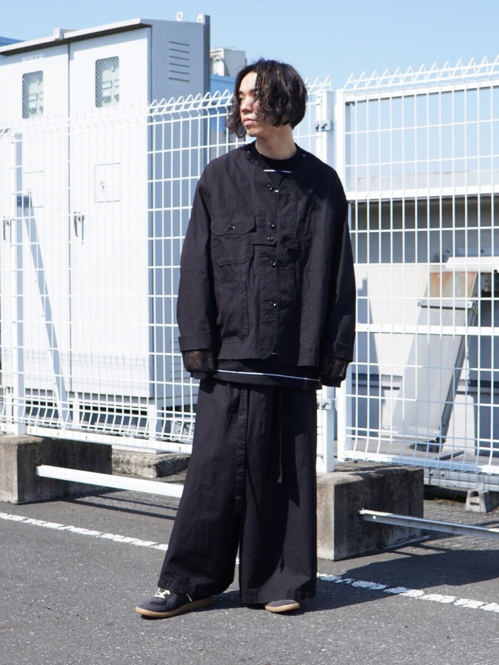 ブラック系のTシャツ/カットソー、ブラック系のTシャツ/カットソー、ブラック系のその他パンツを着用したメンズの春コーディネートの2枚目の写真