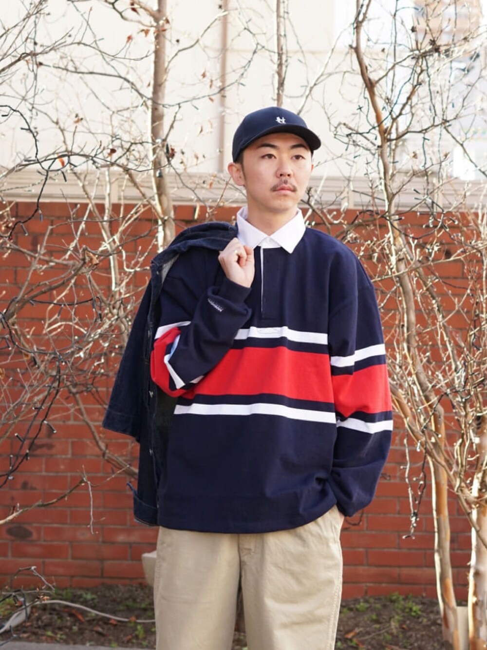 「オトナカジュアル、シャツスタイル、BARBARIAN、FLAG SPORT、ALDEN、orslow、nanamica、ONLY ARK、ラガーシャツ、ポロシャツ、チノパン、カラーパンツ、キャップ、デニムジャケット、ローファー」｜「BarbarianのBARBARIAN / バーバリアン：【ONLY ARK】別注 BSS L/S：ONLYARK-0-2023[STD]（ポロシャツ、ブルー系）」を使った、ARKnets STAFFさん（メンズ・178cm）の春コーディネートの4枚目の写真