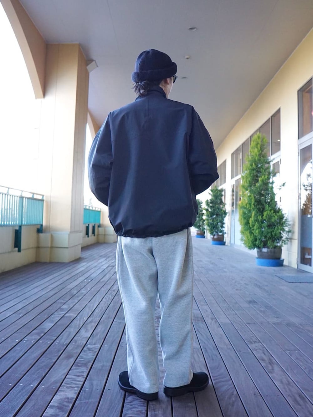 「スウェットパンツ、スウェット、ニット帽、サングラス、ミリタリージャケット、WILDTHINGS、ナイロンジャケット、カラーレンズ、スウェットコーデ、REMI RELIEF NAVY LABEL、REMI RELIEF、ONLY ARK」｜「PORT BY ARKのアイテム（ニットキャップ/ビーニー、ブラック系）」を使った、ARKnets STAFFさん（メンズ・168cm）の冬コーディネートの2枚目の写真