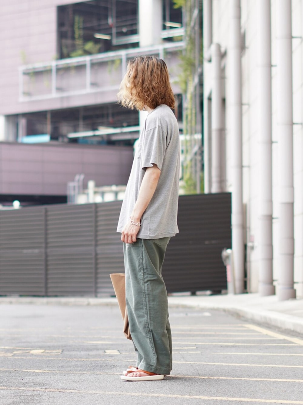 グリーン系のその他パンツ、グリーン系のその他パンツ、ブラウン系のトートバッグを着用したメンズの夏コーディネートの2枚目の写真