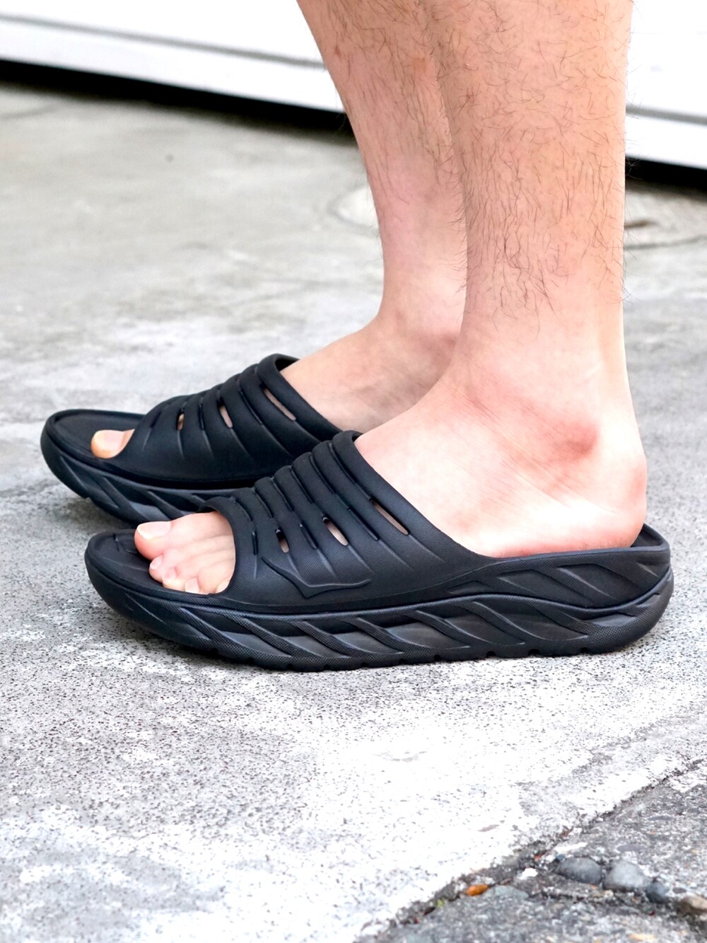 「ごきげんウィーク、休日スタイル、ゆるコーデ、DAIWAPIER39、HOKAONEONE、descendant、ABU GARCIA、別注、ARKnets、アウトドアスタイル、レイヤードスタイル、休日コーデ、春夏コーデ、ビッグシルエット、カラー×コーデ」｜「ABU GARCIAの【ONLY ARK】別注 3LAYER CARGO SHORTS（その他パンツ、ブラック系）」を使った、ARKnets STAFFさん（メンズ・179cm）の春コーディネートの4枚目の写真