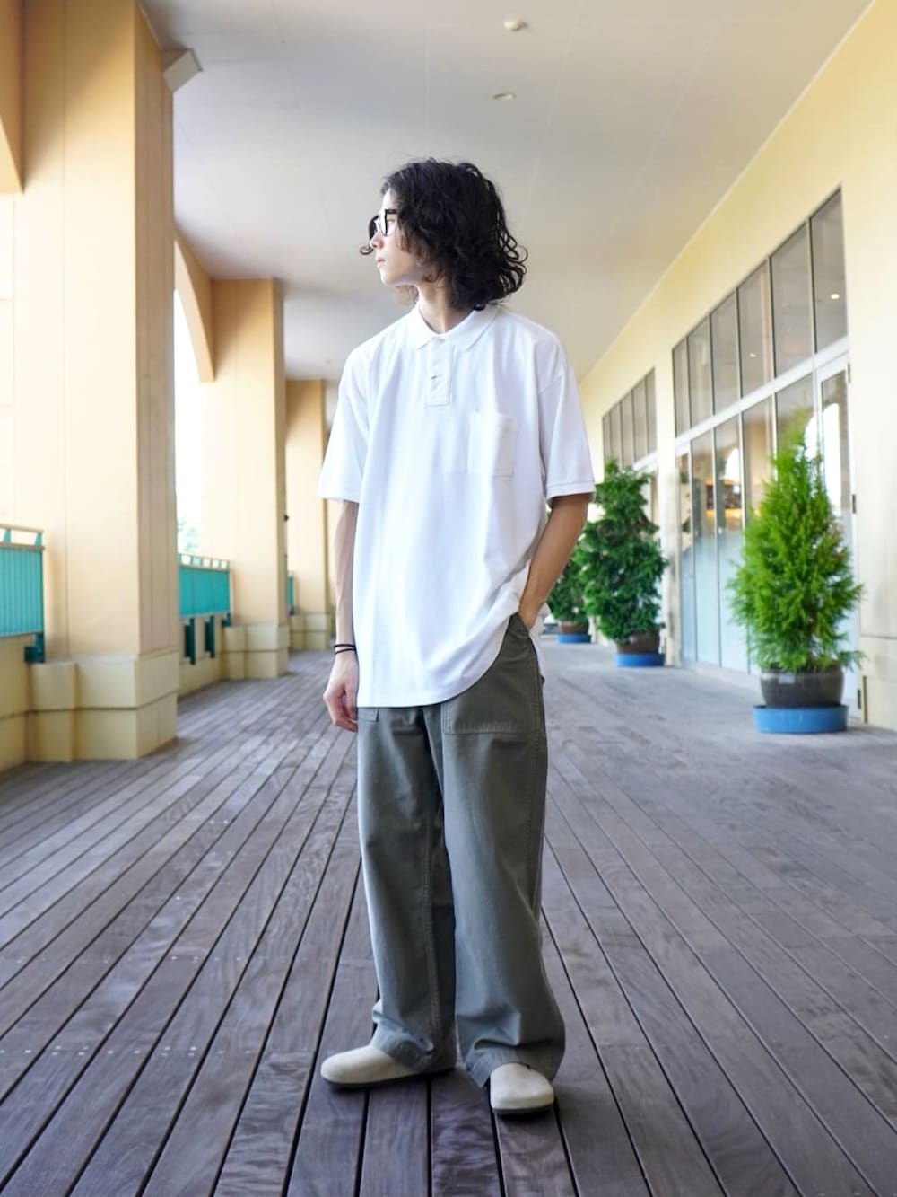 グリーン系のその他パンツ、グリーン系のその他パンツ、ベージュ系のサンダルを着用したメンズの夏コーディネートの3枚目の写真