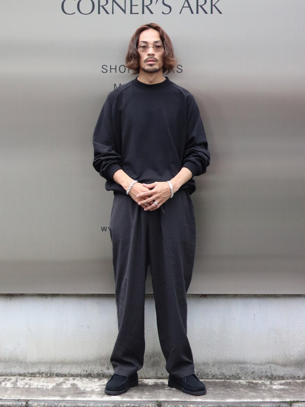 「大人カジュアル、シンプル、パンツスタイル、休日スタイル、大人コーデ、セットアップ、ブラックコーデ、オールブラック、ノーカラージャケット、スラックス、marka」｜「markaのmarka / マーカ：POCKET TEE L/S - 60//2 organic cotton compact knit -：M22C-03CS02C[COR]（Tシャツ/カットソー、ブラック系）」を使った、ARKnets STAFFさん（メンズ・175cm）の夏コーディネートの3枚目の写真